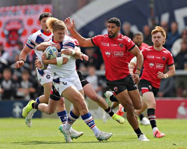 Salford Red Devils takımından Ryan Brierley, Betfred Süper Lig karşılaşması sırasında Wakefield Trinity ile Wakefield Red Devils maçında Wakefield, Wakefield Stadyumu 'nda Caius Faatili' yi yendi.