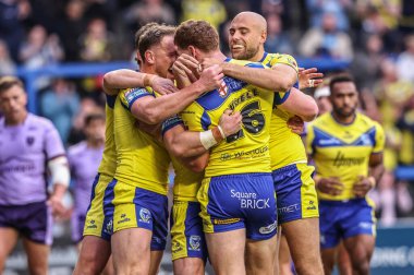 Warrington Wolves 'tan Dan Russell, 23 Mayıs 2025' te Warrington Jones Stadyumu 'nda oynanan 12. Warrington Wolves vs Hull KR karşılaşmasında denemesini kutluyor.