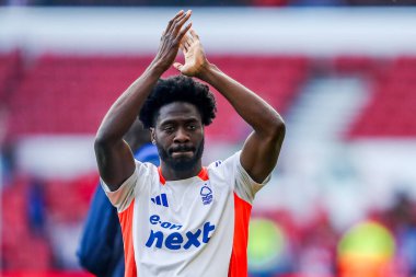 Nottingham Forest oyuncuları ve çalışanları, İngiltere 'nin Nottingham City Ground, Nottingham, 25 Mayıs 2025' te oynanan Premier League maçı sonrasında taraftarların Chelsea 'ye karşı oynadığı maçı kabul ediyor.