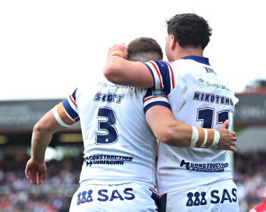 Wakefield Trinity 'den Cameron Scott, 25 Mayıs 2025' te Wakefield, İngiltere 'deki DIY Kitchens Stadyumu' nda oynanan Betfred Süper Lig karşılaşmasında Wakefield Üçlemesi 'nden Seth Nikotemo ile denemesini kutluyor.