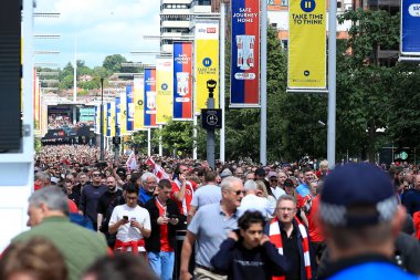 Taraftarlar, 25 Mayıs 2025 'te Wembley, Londra' daki Wembley Stadyumu 'nda Charlton Atletizm ve Leyton Orient maçının oynanacağı Sky Bet 1 playoff final maçı öncesinde stadyuma geldiler.