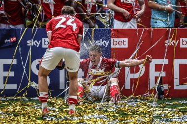 Charlton Atletizm takımından Greg Docherty, 25 Mayıs 2025 'te İngiltere' nin Wembley Stadyumu 'nda oynanan Sky Bet 1 playoff final maçında Lig Bir Playoff finalini kazandı.