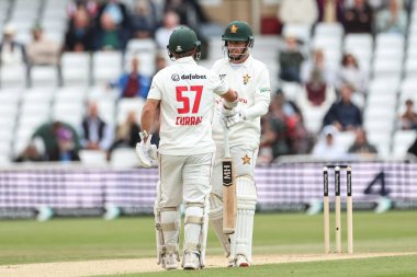 Zimbabwe 'den Ben Curran, 24 Mayıs 2025' te İngiltere 'nin Trent Bridge, Nottingham' da Zimbabwe 'ye karşı oynadığı Rothesay Test Maçı' nda Stokes 'un dördünü vurduktan sonra Zimbabwe' li Sean Williams 'a yumruk tokuşturuyor.