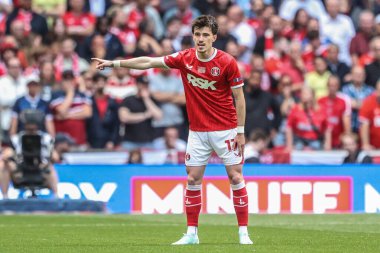 Charlton Athletic 'ten Alex Gilbert takımına 25 Mayıs 2025' te Wembley Stadyumu 'nda oynanan Charlton Atletizm ve Leyton Orient maçında talimat verdi.