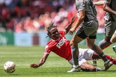 Charlton Atletizm takımından Tyreece Campbell, 25 Mayıs 2025 'te Wembley Stadyumu' nda oynanan Sky Bet 1 Playoff Finali 'nde Leyton Orient' li Rarmani Edmonds-Green 'e karşı faul yaptı.