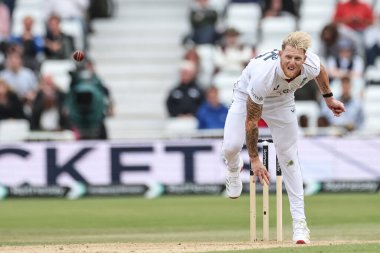 İngiltere kaptanı Ben Stokes, 24 Mayıs 2025 'te İngiltere' nin Trent Köprüsü 'nde Zimbabwe' ye karşı oynadığı Rothesay Test Maçı 'nda topu teslim etti.