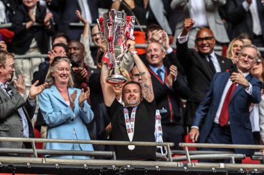 Charlton Atletizm takımının teknik direktörü 25 Mayıs 2025 'te Wembley Stadyumu' nda oynanan Sky Bet 1 Playoff Finali Charlton Atletizm ve Leyton Orient maçında takımı 1-0 kazandıktan sonra şampiyonluk playoff kupasını kaldırdı.