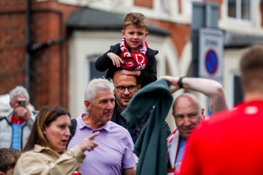 Taraftarlar Premier Lig maçından önce Nottingham Forest Chelsea 'ye karşı City Ground, Nottingham, İngiltere' de 25 Mayıs 2025 'te oynanan maçın keyfini çıkarıyorlar.