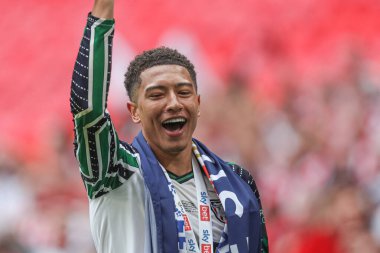 Sunderland 'dan Jobe Bellingham, 24 Mayıs 2025' te İngiltere 'nin Wembley Stadyumu' nda oynanan ve Sheffield United 'ın Sunderland' a karşı oynadığı final maçından sonra Premier Lig 'e geri dönüşünü kutluyor.