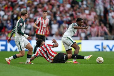 Sheffield United takımından Rhian Brewster, 24 Mayıs 2025 'te İngiltere' nin Wembley Stadyumu 'nda Sheffield United ile Sunderland arasındaki final maçında Sunderland' li Romaine Mundle 'ı yendi.