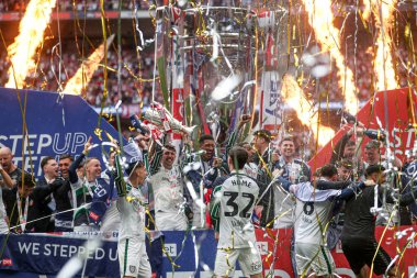 Sunderland, Wembley Stadyumu 'nda 24 Mayıs 2025 tarihinde oynanan ve Sheffield United ile Sunderland arasında oynanan final maçından sonra Premier League' e geri dönmeyi kutluyor.