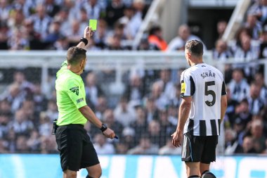 Hakem Tony Harrington, Newcastle United takımının 25 Mayıs 2025 'te St. James' s Park, Newcastle, İngiltere 'de oynanan Premier League maçı sırasında Fabian Schr' a sarı kart verdi.