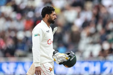 Zimbabwe 'den Sikandar Raza, 24 Mayıs 2025' te İngiltere 'nin Trent Bridge, Nottingham' da Zimbabwe 'ye karşı oynadığı Rothesay Test Maçı' nda görevden alındıktan sonra oyun alanından ayrıldı.