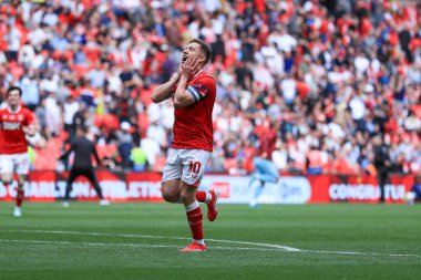 Charlton Atletizm takımından Greg Docherty, 25 Mayıs 2025 'te Wembley Stadyumu' nda oynanan Sky Bet 1 playoff final maçı sonrasında Sky Bet Şampiyonası 'na tekrar terfisini kutluyor.