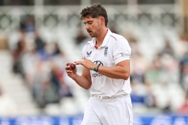 İngiltere 'den Josh Dil, 24 Mayıs 2025' te İngiltere 'nin Trent Bridge, Nottingham' da Zimbabwe 'ye karşı oynadığı Rothesay Test Maçı' nda topu teftiş eder.