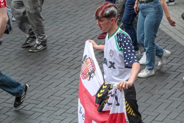 Sunderland taraftarı, 24 Mayıs 2025 'te Wembley Stadyumu' nda Sheffield United ile Sunderland arasında oynanan final maçı öncesinde stadyuma doğru kırmızı ve beyaz boyalı saçlarla yürüyor.