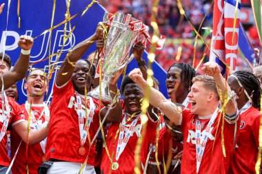 Charlton Athletic, 25 Mayıs 2025 'te Wembley Stadyumu' nda oynanan ve Charlton Athletic 'in Leyton Orient' e karşı oynadığı final maçı sonrasında Lig 1 play-off kupasını kaldırdı.