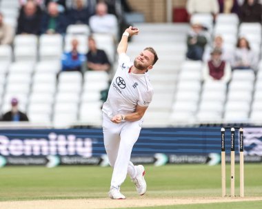 İngiltere 'den Sam Cook, 24 Mayıs 2025' te İngiltere 'nin Trent Bridge, Nottingham' da Zimbabwe 'ye karşı oynadığı Rothesay Test Maçı' nda topu teslim ediyor.