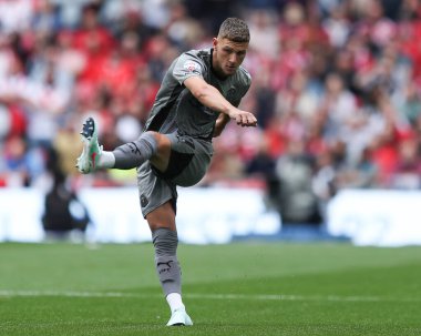Leyton Orient takımından Jamie Donley, 25 Mayıs 2025 'te Wembley Stadyumu' nda oynanan Charlton Atletizm ve Leyton Orient final maçında pas veriyor.