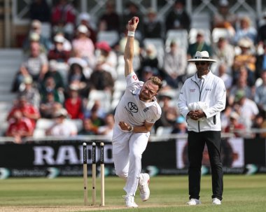 İngiltere 'den Sam Cook, 23 Mayıs 2025' te İngiltere 'nin Trent Bridge, Nottingham' da Zimbabwe 'ye karşı oynadığı Rothesay Test Maçı' nda topu teslim ediyor.