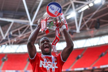 Charlton Athletic takımından Kayne Ramsay, 25 Mayıs 2025 'te İngiltere' nin Wembley Stadyumu 'nda oynanan ve Leyton Orient' e karşı oynanan Sky Bet 1 playoff final maçı sonrasında Sky Bet Şampiyonası 'na tekrar yükselmeyi kutluyor.