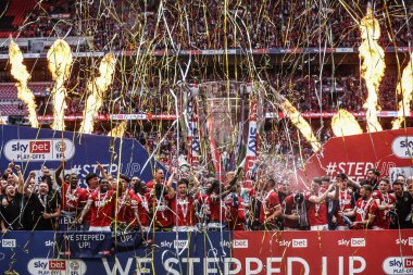 Charlton Athletic, 25 Mayıs 2025 'te Wembley Stadyumu, Londra' da oynanan ve Leyton Orient 'e karşı oynanan Sky Bet 1 playoff final maçında Lig Bir Playoff Final Kupası' nı kaldırdı.