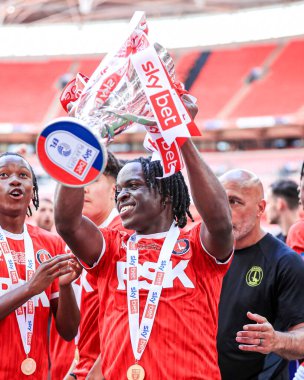 Charlton Athletic takımından Tyreece Campbell, 25 Mayıs 2025 'te İngiltere' nin Wembley Stadyumu 'nda oynanan ve Leyton Orient' e karşı oynanan Sky Bet 1 playoff final maçı sonrasında Sky Bet Şampiyonası 'na tekrar yükselmeyi kutluyor.