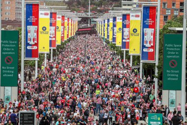 Wembley Stadyumu 'na gelen taraftarlar 24 Mayıs 2025' te İngiltere 'nin Wembley Stadyumu' nda Sheffield United ile Sunderland arasında oynanan final maçı öncesinde oynanacak.