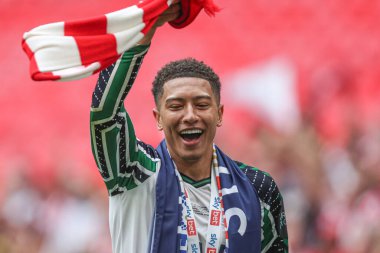 Sunderland 'dan Jobe Bellingham, 24 Mayıs 2025' te İngiltere 'nin Wembley Stadyumu' nda oynanan ve Sheffield United 'ın Sunderland' a karşı oynadığı final maçından sonra Premier Lig 'e geri dönüşünü kutluyor.