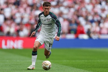Sunderland 'dan Chris Rigg, 24 Mayıs 2025' te Wembley Stadyumu 'nda Sheffield United ile Sunderland arasındaki final maçında topu ayaklarının dibine aldı.