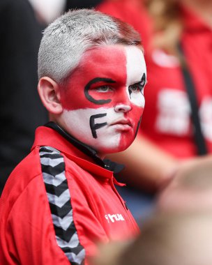 Charlton Athletic taraftarları 25 Mayıs 2025 'te Londra' daki Wembley Stadyumu 'nda Charlton Athletic ile Leyton Orient arasında oynanan final maçı sırasında