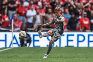 Leyton Orient takımından Ethan Galbraith, 25 Mayıs 2025 'te İngiltere' nin Wembley Stadyumu 'nda oynanan Charlton Atletizm ve Leyton Orient maçında topu geçti.