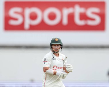 Zimbabwe 'li üzgün Ben Curran, İngiltere' nin kaptanı Ben Stokes 'un 3. Rothesay Test Maçı' nda İngiltere 'nin Trent Bridge, Nottingham' da Zimbabwe 'ye karşı oynadığı maçta İngiltere' nin Shoaib Bashir 'in attığı top karşısında oyun alanından ayrıldı., 