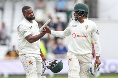 Tanaka Chivanga ve Victor Nyauchi, 24 Mayıs 2025 'te İngiltere' nin Trent Bridge, Nottingham 'da Zimbabwe' ye karşı oynadığı Rothesay Test Maçı 'nda el sıkışıyor.
