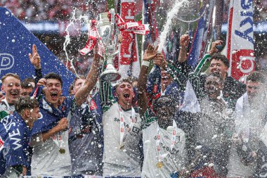 Sunderland, Wembley Stadyumu 'nda 24 Mayıs 2025 tarihinde oynanan ve Sheffield United ile Sunderland arasında oynanan final maçından sonra Premier League' e geri dönmeyi kutluyor.