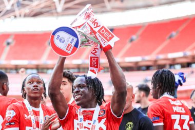 Charlton Athletic takımından Tyreece Campbell, 25 Mayıs 2025 'te İngiltere' nin Wembley Stadyumu 'nda oynanan ve Leyton Orient' e karşı oynanan Sky Bet 1 playoff final maçı sonrasında Sky Bet Şampiyonası 'na tekrar yükselmeyi kutluyor.