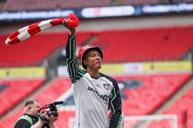 Sunderland 'dan Jobe Bellingham, 24 Mayıs 2025' te İngiltere 'nin Wembley Stadyumu' nda oynanan ve Sheffield United 'ın Sunderland' a karşı oynadığı final maçından sonra Premier Lig 'e geri dönüşünü kutluyor.