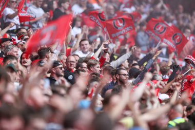 Charlton Athletic taraftarları 25 Mayıs 2025 'te Londra' daki Wembley Stadyumu 'nda Charlton Athletic ile Leyton Orient arasında oynanan final maçı sırasında