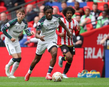 Sunderland takımından Romaine Mundle, 24 Mayıs 2025 'te Wembley Stadyumu' nda Sheffield United ile Sunderland arasında oynanan final maçında topu aldı.