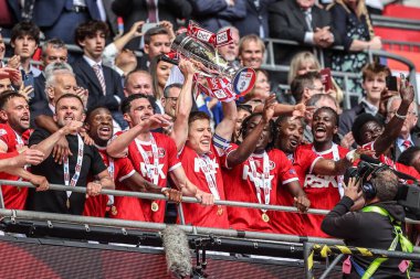 Charlton Athletic, 25 Mayıs 2025 'te Wembley Stadyumu' nda oynanan Charlton Athletic ve Leyton Orient maçında Şampiyonluk Playoff Kupası 'nı kaldırdı.
