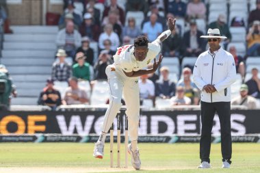 Zimbabwe 'den kutsanmış Muzarabani, 23 Mayıs 2025' te İngiltere 'nin Trent Bridge, Nottingham' da Zimbabwe 'ye karşı oynadığı Rothesay Test Maçı' nda topu teslim eder.