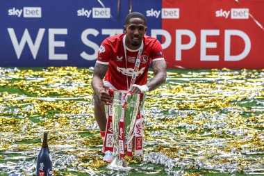 Charlton Athletic takımından Kayne Ramsay, 25 Mayıs 2025 'te İngiltere' nin Wembley Stadyumu 'nda oynanan Charlton Athletic - Leyton Orient maçında kupayla birlikte poz verdi.
