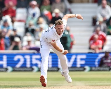 İngiltere 'den Sam Cook, 23 Mayıs 2025' te İngiltere 'nin Trent Bridge, Nottingham' da Zimbabwe 'ye karşı oynadığı Rothesay Test Maçı' nda topu teslim ediyor.