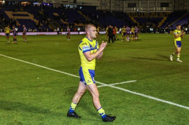 Warrington Wolves 'tan Ben Hartill, 23 Mayıs 2025' te İngiltere 'nin Warrington kentinde oynanan 12. Betfred Süper Lig karşılaşmasında taraftarları alkışlıyor.