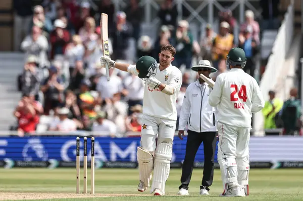 Zimbabwe 'den Brian Bennett, 23 Mayıs 2025' te İngiltere 'nin Trent Bridge, Nottingham' da Zimbabwe 'ye karşı oynadığı Rothesay Test Maçı' nda bir yüzyıl (100 koşu) kutluyor.