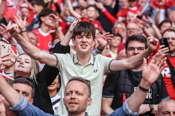 Charlton taraftarları, 25 Mayıs 2025 'te Wembley Stadyumu' nda oynanan Charlton Atletizm ve Leyton Orient final maçında play-off finalini kazandılar.