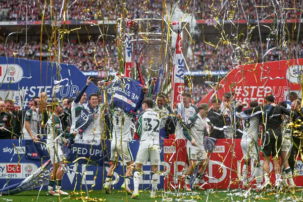 Sunderland, Wembley Stadyumu 'nda 24 Mayıs 2025 tarihinde oynanan ve Sheffield United ile Sunderland arasında oynanan final maçından sonra Premier League' e geri dönmeyi kutluyor.