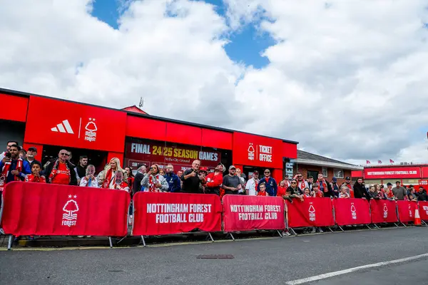 Taraftarlar Premier Lig maçından önce Nottingham Forest Chelsea 'ye karşı City Ground, Nottingham, İngiltere' de 25 Mayıs 2025 'te oynanan maçın keyfini çıkarıyorlar.