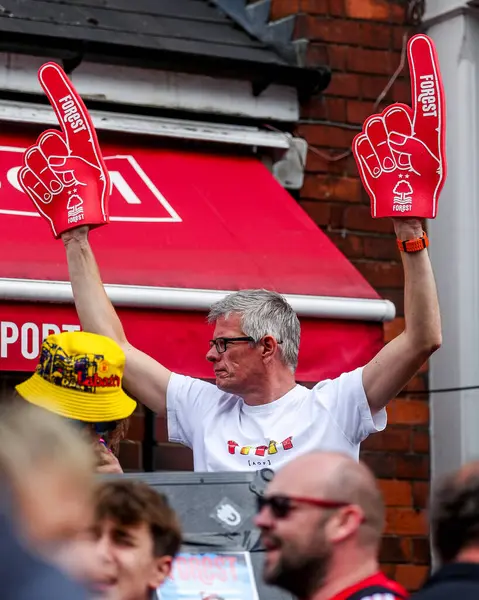 Taraftarlar Premier Lig maçından önce Nottingham Forest Chelsea 'ye karşı City Ground, Nottingham, İngiltere' de 25 Mayıs 2025 'te oynanan maçın keyfini çıkarıyorlar.