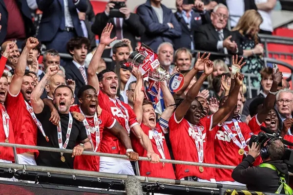 Charlton Athletic, 25 Mayıs 2025 'te Wembley Stadyumu' nda oynanan Charlton Athletic ve Leyton Orient maçında Şampiyonluk Playoff Kupası 'nı kaldırdı.